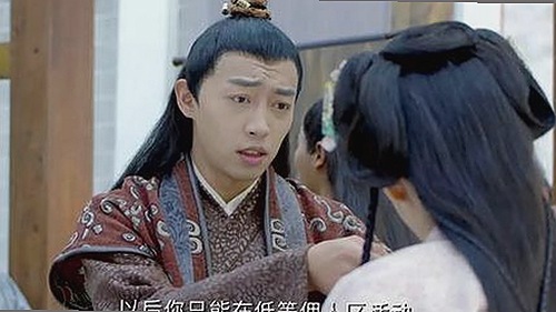 从幕前吃瓜到幕后揭秘：娱乐吃瓜小丫头与男主播背后的故事